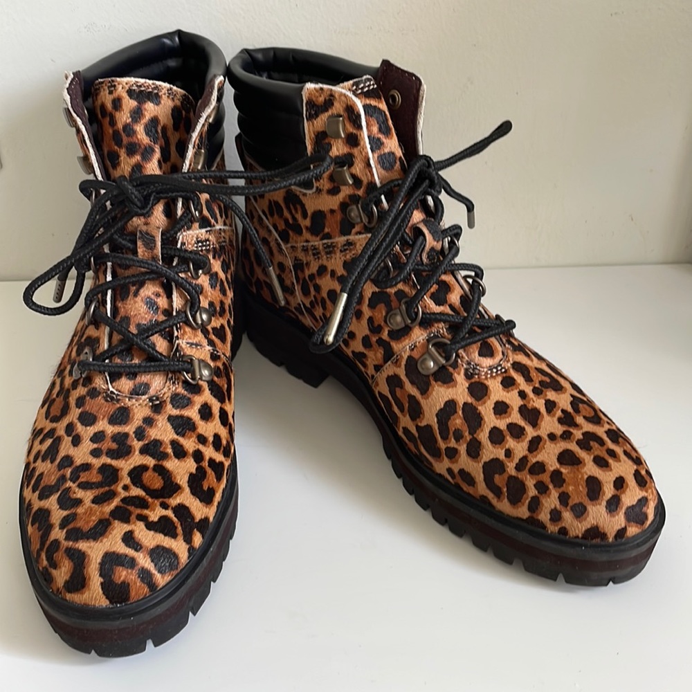 *SOLD* NWOT Timberland London Hiker Cheetah Print Chunky Lug Sole Boots. US 9.